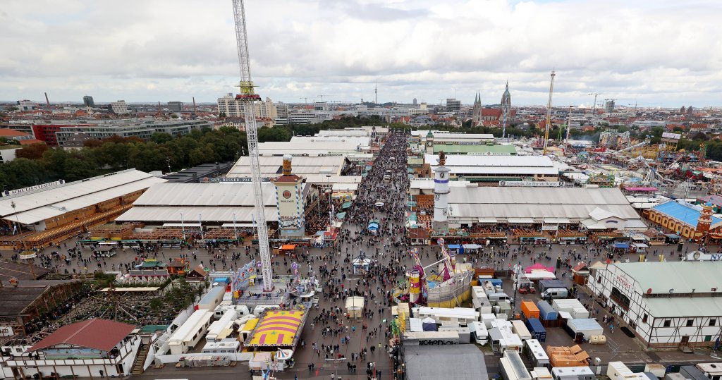 Първият ден на Октоберфест: Тълпи, бира и дъжд (снимки)