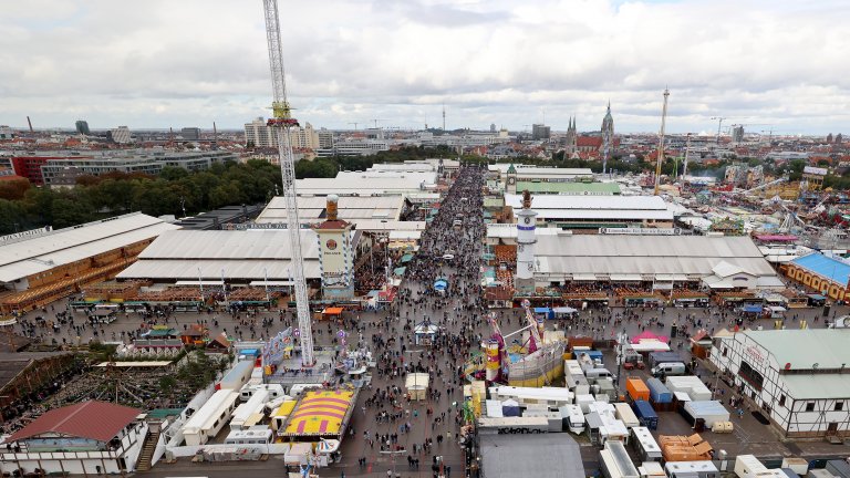 Първият ден на Октоберфест: Тълпи, бира и дъжд (снимки)