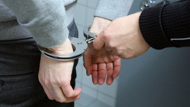 Задържани са 18 души, сред които и български граждани