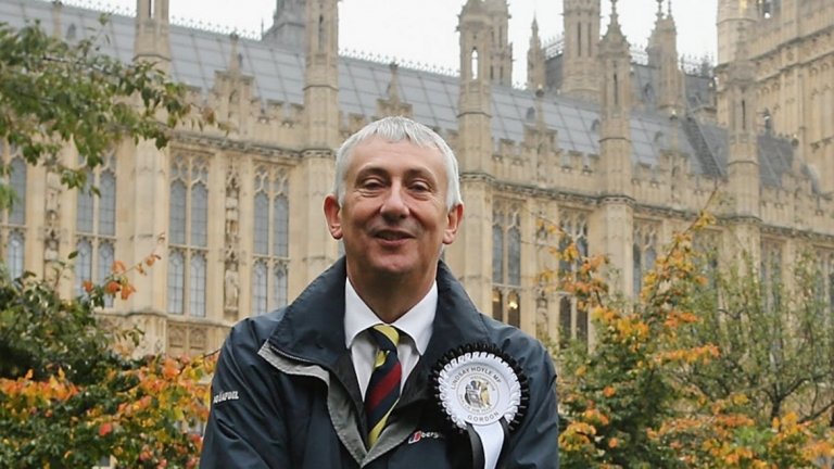 Той замества отказалия се от поста Джон Бъркоу