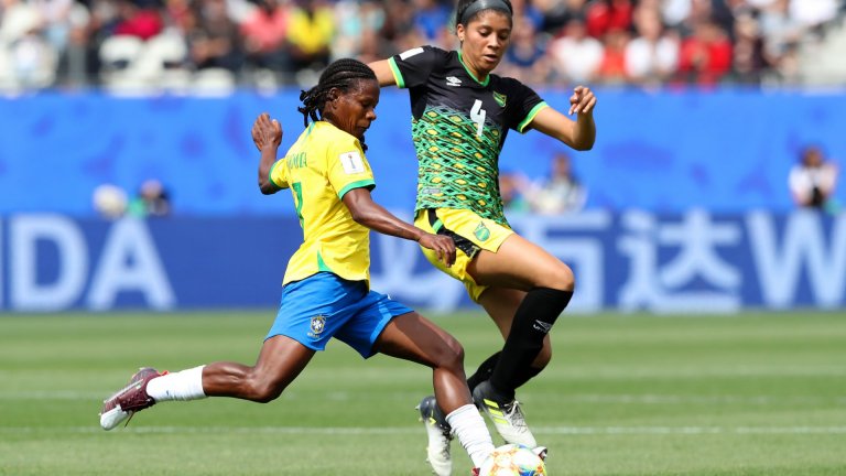 Родена е във време, когато женският футбол е забранен. Сега е на своята седма Олимпиада и преследва неосъществената мечта