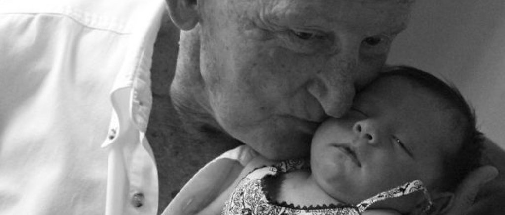 Дядо със своята правнучка