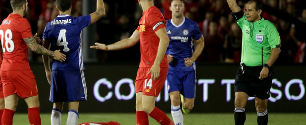 1. Всичко друго, но не и приятелски мач
Шест жълти картона и един червен. Първоначално, влизането на Сеск Фабрегас в краката на Рагнар Клаван изглеждаше варварско и шокира всички зрители, но на повторенията се видя, че не е от най-грубите, които сме виждали. Все пак показа, че когато и да се срещнат Челси и Ливърпул, мачът никога не е приятелски. 
#ICYMI #CFC beat #LFC 1-0 in a 'friendly' in California. The match overshadowed by this Fabregas tackle & red card.https://t.co/ANoHRMLcbH— William Hill Betting (@WillHillBet) July 28, 2016
WATCH: "It was far from a friendly game." Jurgen Klopp on his side's game against Chelsea. https://t.co/dicepxSRYK— Sky Sports News HQ (@SkySportsNewsHQ) July 28, 2016