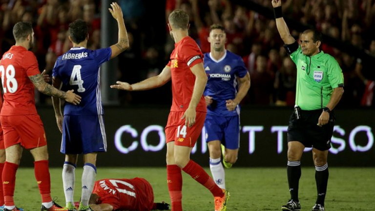 1. Всичко друго, но не и приятелски мач
Шест жълти картона и един червен. Първоначално, влизането на Сеск Фабрегас в краката на Рагнар Клаван изглеждаше варварско и шокира всички зрители, но на повторенията се видя, че не е от най-грубите, които сме виждали. Все пак показа, че когато и да се срещнат Челси и Ливърпул, мачът никога не е приятелски. 
#ICYMI #CFC beat #LFC 1-0 in a 'friendly' in California. The match overshadowed by this Fabregas tackle & red card.https://t.co/ANoHRMLcbH— William Hill Betting (@WillHillBet) July 28, 2016
WATCH: "It was far from a friendly game." Jurgen Klopp on his side's game against Chelsea. https://t.co/dicepxSRYK— Sky Sports News HQ (@SkySportsNewsHQ) July 28, 2016