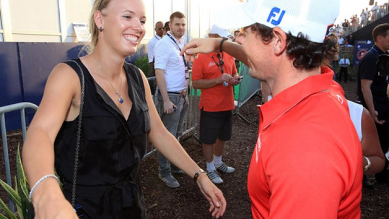 Видно е, че много се обичат, както и... че е по-висока от него.