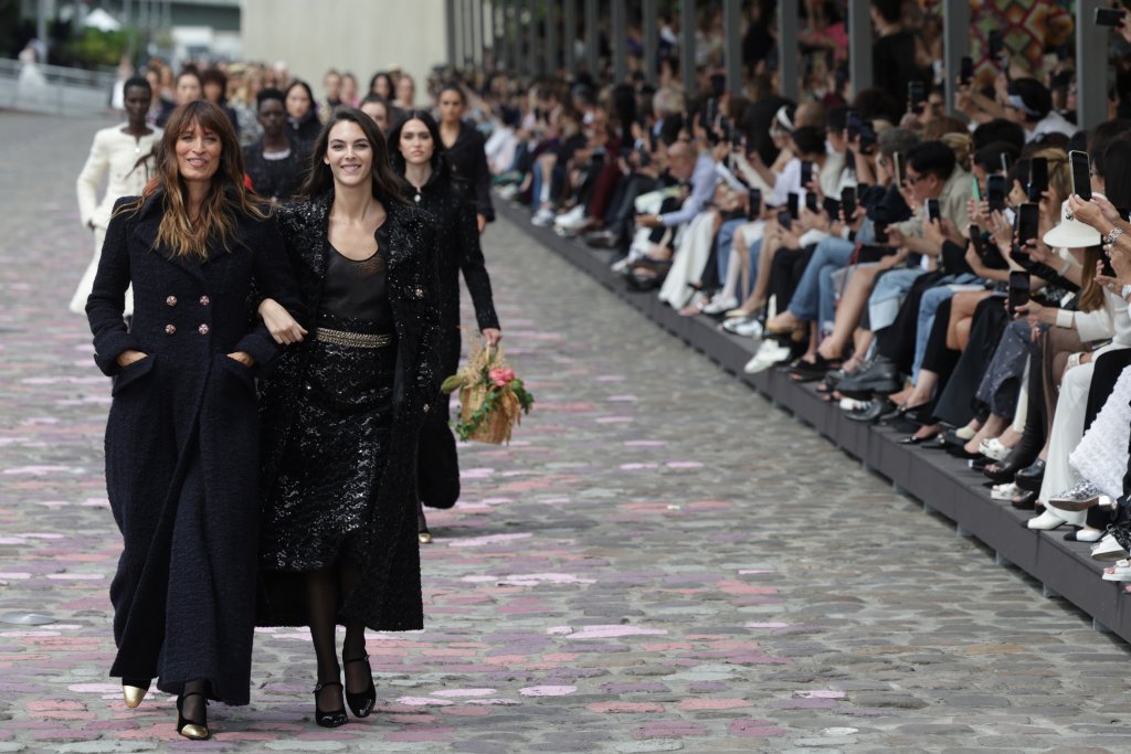 Дългите палта
Усещане като за средата на 90-те ще се настани в гардеробите ни през следващите месеци, а поводът за него ще са дългите до земята палта. Носейки ги, със сигурност ще ви е топло, а и ще създавате впечатление за елегантност, дори и дрехите ви отдолу да са по-небрежни.