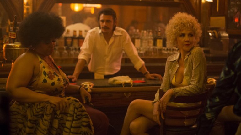 The Deuce / Нюйоркска комбина
IMDb рейтинг: 8,2
Сериалът за първите години от легализирането на порнографията в Ню Йорк от 70-те години е създаден от Дейвид Симон, благодарение на когото се роди култовата "Наркомрежа" (The Wire). Джеймс Франко играе едновременно ролите на двамата братя Франки и Винс Мартино, а Маги Джиленхол е проститутка, която успява да се превърне в порно-режисьорка.