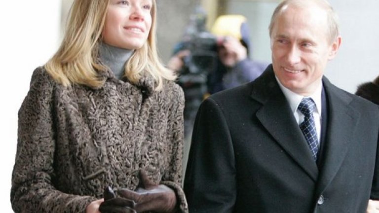 Една от редките актуални снимки на Владимир Путин и дъщеря му Мария