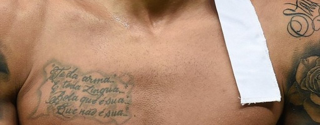 В дясната част на гърдите – молитва.
„Това е молитвата, която казваме преди мач. Татуировката е в чест и на уважението и любовта към баща ми“.