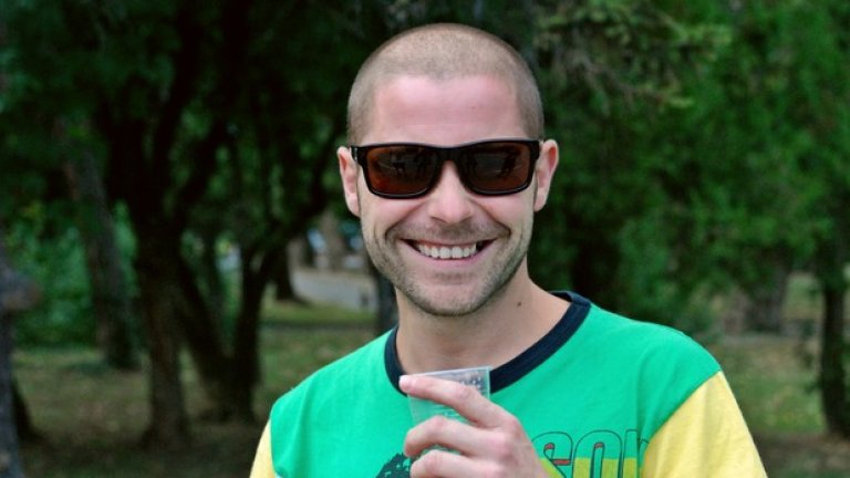 Владо. Срещаме го пак на Паметника в приятелска мъжка компания."От Софето съм. Пия бира понякога, но по една-две, защото ми става скучно. Колкото да ми утоли жаждата. Много не ми се разказват истории. Понякога много боли главата от бира. Но все пак за парка може една със сигурност. След работа."Докато той си говори, държейки прозрачна течност в ръка, другите се смеят, но не желаят да се снимат. Винаги има по един по-смел.