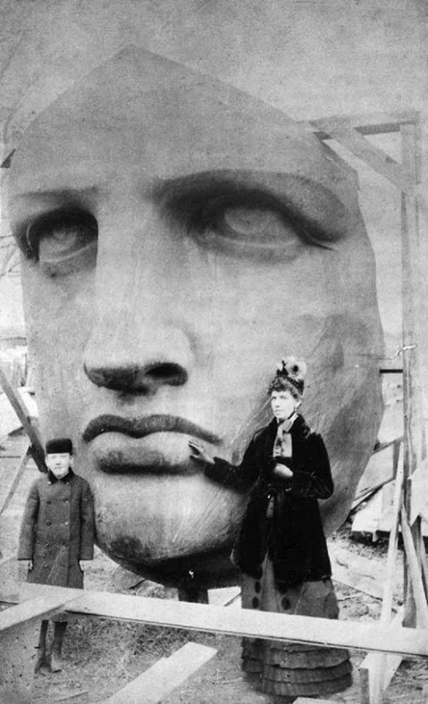 Разопаковане на главата на Статуята на свободата, 1885 г.


