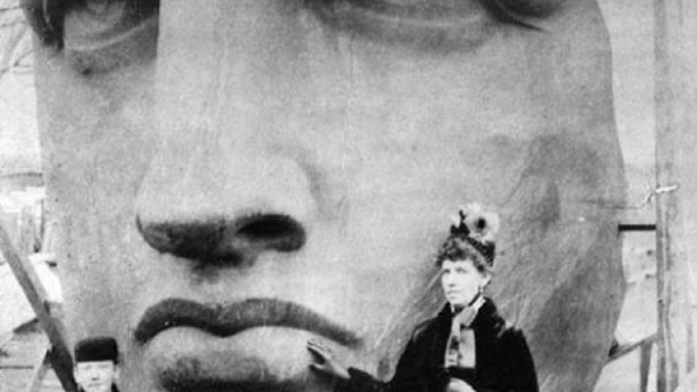 Разопаковане на главата на Статуята на свободата, 1885 г.


