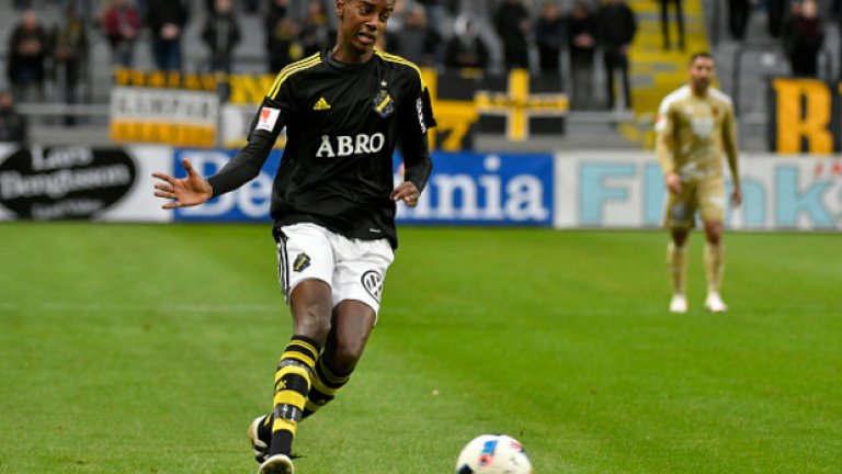 Роден и израснал в Солна, на няколкостотин метра от „Френдс Арена“, в семейство на емигранти от Еритрея, Исак е записан във футболното училище на АИК още когато е на пет. И 11 години по-късно е промотиран в мъжкия състав.