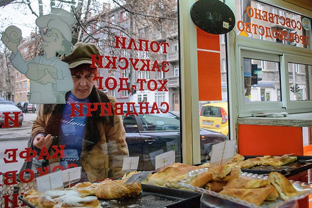 Даже и в късния следобед не липсват гладни погледи през витрината