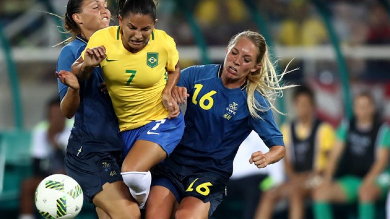 Дебора от бразилския национален отбор по футбол в сандвич между две шведки в срещата Бразилия - Швеция от футболния турнир