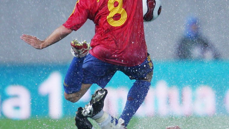 2008 г. Това вече е ерата на Шави и тики-така. Испания печели европейското, след като на полуфинала елиминира здравите руснаци в дъжда на Виена, а маестрото е играч на мача. По-късно - и на турнира.