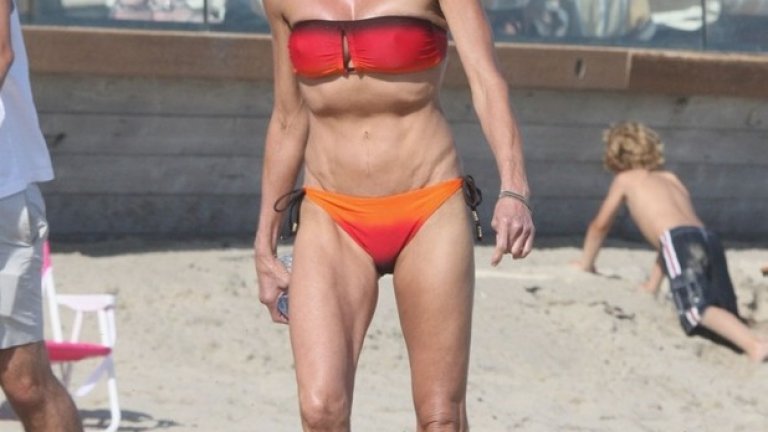 Джанис Дикинсън нарича себе си първия супер модел в историята и е известна с острия си език и пластичните си операции. Тялото й може да има своите недостатъци, но е добре да признаем, че 60-годишните жени не трябва да приличат на 20-годишни. Просто не е естествено.