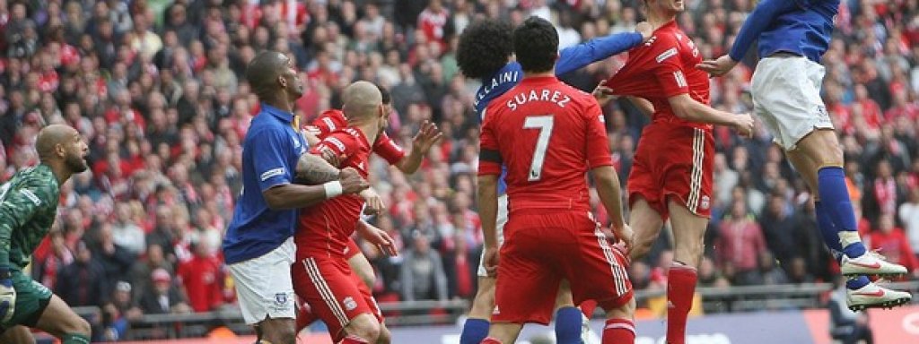 2012 г. Ливърпул - Евертън 2:1Мърсисайдско дерби на "Уембли"... Феновете чакаха това от края на 80-те.
Никица Йелавич вкара преди почивката и Евертън водеше до 62-рата минута, когато сам си докара земетресение на главата.
Силван Дистен опита безумно да върне топката на вратаря почти от центъра, Луис Суарес я открадна и изравни.
В 87-ата минута целият отбор на Евертън пазеше Анди Керъл (Фелаини бе най-активен, както се вижда от снимката) при едно центриране на Крейг Белъми, но огромният нападател все пак успя да вкара - 2:1 и Ливърпул отиде на финал.