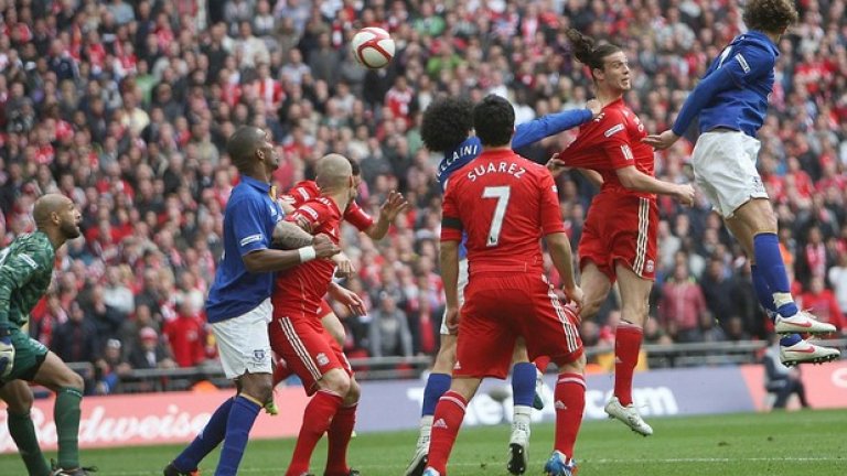 2012 г. Ливърпул - Евертън 2:1Мърсисайдско дерби на "Уембли"... Феновете чакаха това от края на 80-те.
Никица Йелавич вкара преди почивката и Евертън водеше до 62-рата минута, когато сам си докара земетресение на главата.
Силван Дистен опита безумно да върне топката на вратаря почти от центъра, Луис Суарес я открадна и изравни.
В 87-ата минута целият отбор на Евертън пазеше Анди Керъл (Фелаини бе най-активен, както се вижда от снимката) при едно центриране на Крейг Белъми, но огромният нападател все пак успя да вкара - 2:1 и Ливърпул отиде на финал.