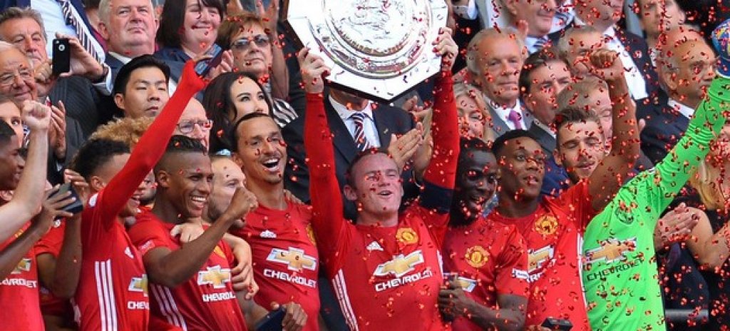 Седмица преди началото на новото първенство Юнайтед вдигна трофей, но не впечатли с играта си.