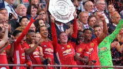 Седмица преди началото на новото първенство Юнайтед вдигна трофей, но не впечатли с играта си.
