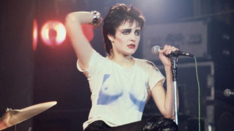 Сиукси Сиукс
Сюзан Жане Балион, позната още като Siouxsie Sioux (Сиукси Сиукс) е по-позната като вокал на пост-пънк групата Siouxsie and the Banshees, за които създава хитове като Hong Kong Garden и Peek-a-Boo. През осемдесетте Сиукси става идол на готик пънк движението, а нейните песни по-късно са ремиксирани от Massive Attack и се сдобиват с кавъри от Jeff Buckley и Red Hot Chilli Peppers.