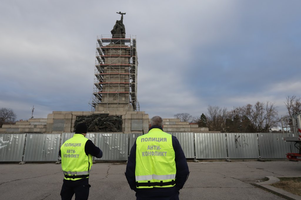 Започва демонтажът на Паметника на съветската армия (снимки)