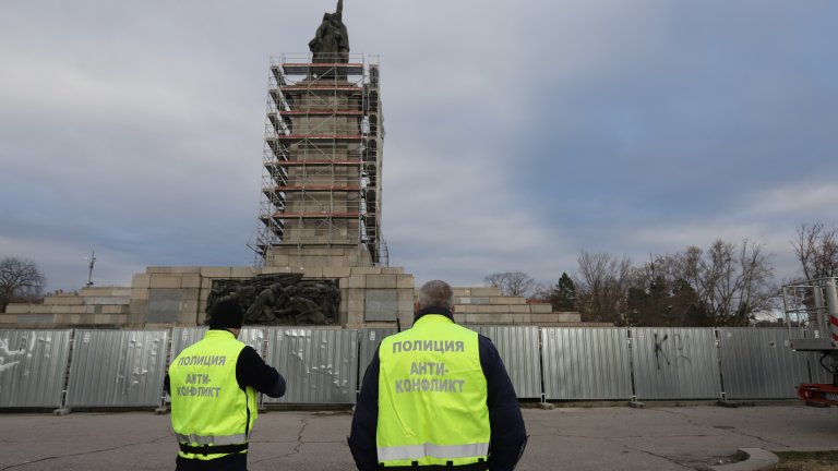 Започва демонтажът на Паметника на съветската армия (снимки)