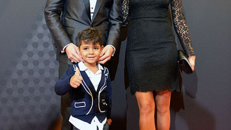 2014-а. Кристиано, Кристиано мл. и Ирина пристигат за церемонията по връчването на Златната топка