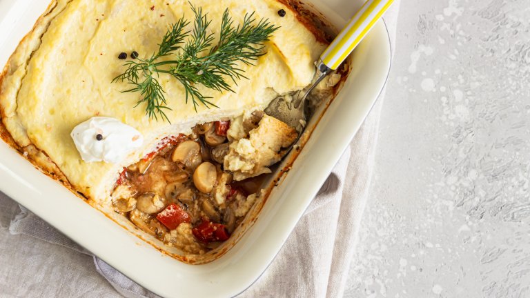 Постен овчарски пайТук също ще използваме гъби вместо месо и ще сътворим идеалния уикенд обяд. В дълбок тиган или тенджера запържваме 2 стръка праз на ситно, 2-3 скилидки чесън и 4 моркова на ситни кубчета. След това прибавяме 500 грама гъби на кубчета, 500 грама доматен сос и 300 грама грах от консерва.

Готвим до сгъстяване на основата на овчарския пай. На съседния котлон сваряваме килограм обелени картофи до пълното им омекване и ги правим на пюре с малко от водата от варенето. На дъното на намазнена тава изсипваме плънката с гъби и покриваме с картофеното пюре. Запичаме на 170 градуса до покафеняване.