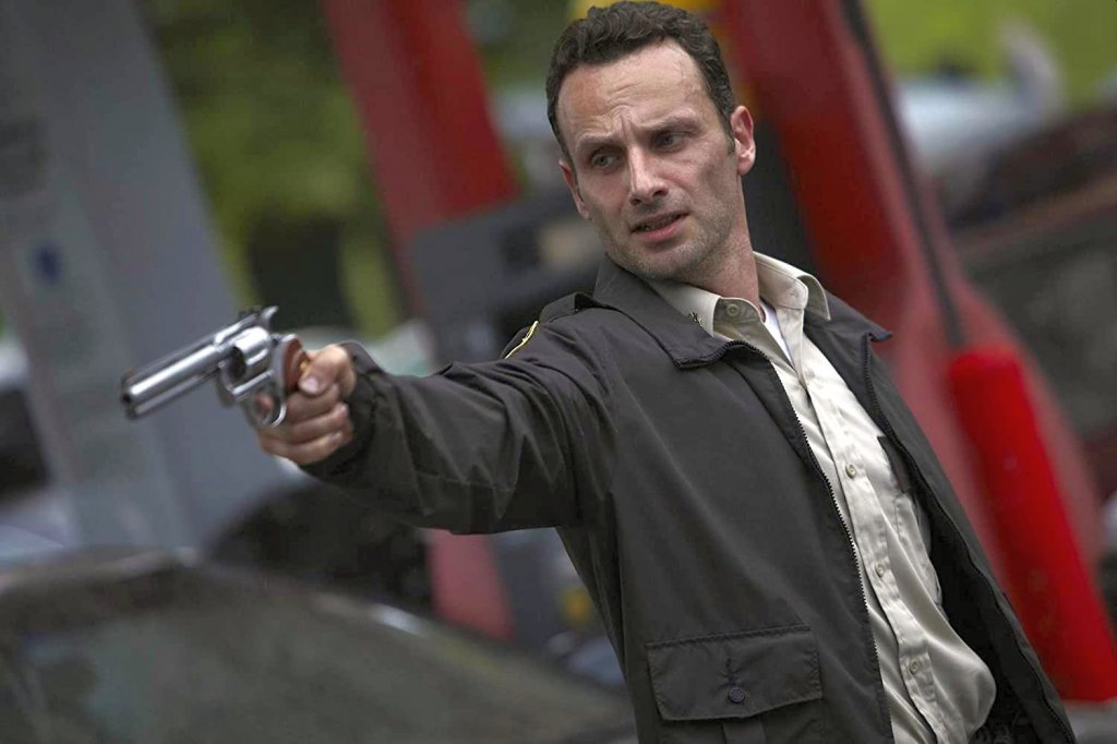 "Живите мъртви" (The Walking Dead)

Заместник-шерифът Рик Граймс (Андрю Линкълн) се събужда от кома в първи епизод на сериала по комиксите на Робърт Къркман, за да открие, че светът е бил сполетян от зомби апокалипсис. 

Рик се сблъсква с ужаса на тази нова реалност, преодолява го го, за да намери семейството си, а след това, благодарение на качествата си, се превръща в лидер на група оцелели.