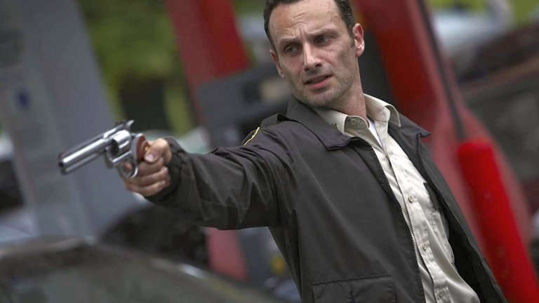 "Живите мъртви" (The Walking Dead)

Заместник-шерифът Рик Граймс (Андрю Линкълн) се събужда от кома в първи епизод на сериала по комиксите на Робърт Къркман, за да открие, че светът е бил сполетян от зомби апокалипсис. 

Рик се сблъсква с ужаса на тази нова реалност, преодолява го го, за да намери семейството си, а след това, благодарение на качествата си, се превръща в лидер на група оцелели.