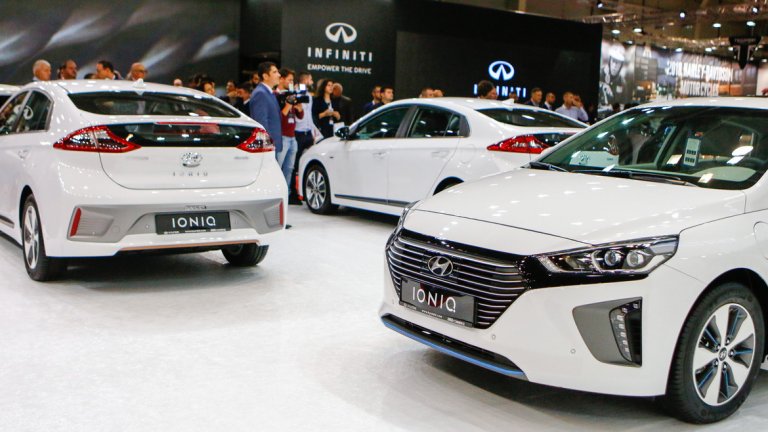 На щанда на Hyundai присъстваха и трите версии на модела IONIQ - с електрическо
задвижване, като хибрид и като Plug-In-хибрид. IONIQ Hybrid съчетава високоефективен
бензинов двигател с електромотор, за мощна работа с по-малък разход на гориво и по-
ниски емисии. IONIQ Electric е първият изцяло електрически модел в гамата на Hyundai.
Electric позволява шофиране без вредни емисии до 280 км с едно зареждане. IONIQ
Plug-In съчетава най-доброто от двата свята - с превключване на електрически режим
той може да измине до 63 километра изцяло на ток. Двигателят с вътрешно горене пък
осигурява необходимото спокойствие за дълги пътувания.



