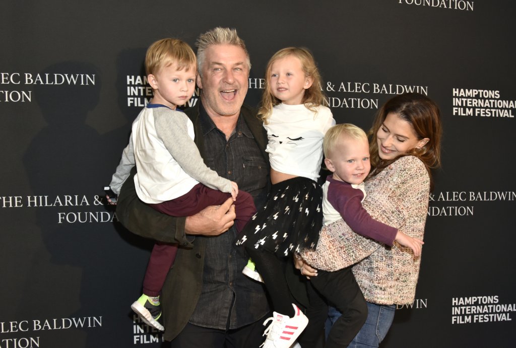 Алек Болдуин е по-напред - има нито повече, нито по-малко, а точно 6 деца. Той стана баща за шести път през драматичната 2020 г. Пет от децата му са от съпругата му Хилария и има една дъщеря от Ким Бейсинджър, Айлънд Болдуин.