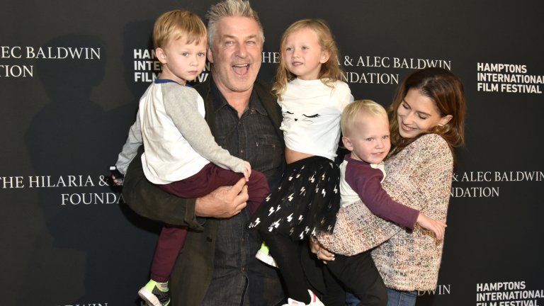 Алек Болдуин е по-напред - има нито повече, нито по-малко, а точно 6 деца. Той стана баща за шести път през драматичната 2020 г. Пет от децата му са от съпругата му Хилария и има една дъщеря от Ким Бейсинджър, Айлънд Болдуин.