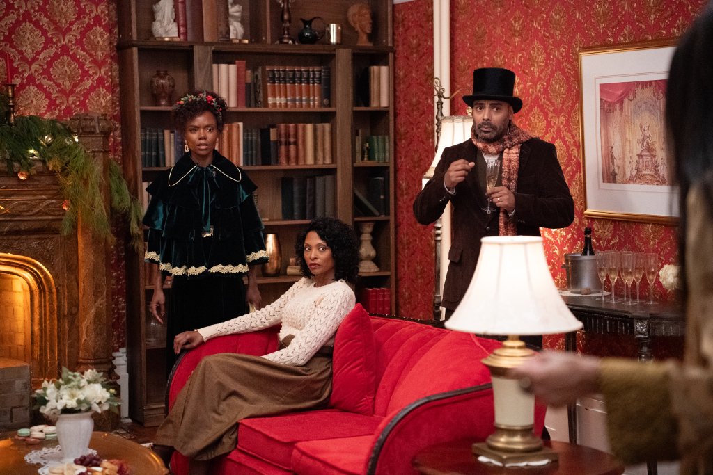 Very Merry Mystery

Премиера: 14 декември

Къде: HBO Max

Беа е собственичка на салон за красота, ненадмината в уменията си, и обичана заради заразителната си любов към Коледа. Когато е поканена на коледно парти с мистерия за убийство, в нея се пробужда и детективската ѝ страна. Домакинята на партито изчезва, оставяйки лист с искане за откуп, а Беа се заема да разкрие кой от гостите е замесен в отвличането.