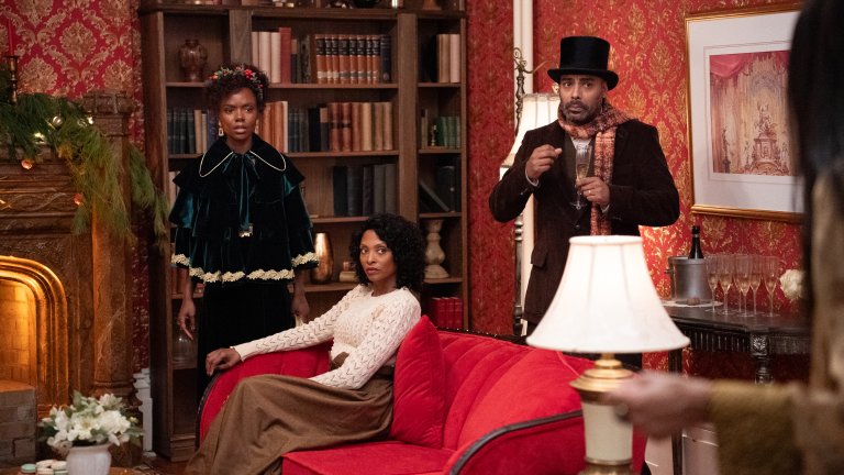 Very Merry Mystery

Премиера: 14 декември

Къде: HBO Max

Беа е собственичка на салон за красота, ненадмината в уменията си, и обичана заради заразителната си любов към Коледа. Когато е поканена на коледно парти с мистерия за убийство, в нея се пробужда и детективската ѝ страна. Домакинята на партито изчезва, оставяйки лист с искане за откуп, а Беа се заема да разкрие кой от гостите е замесен в отвличането.