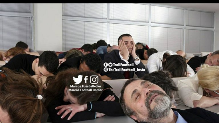 На полувремето се оплакваха, че е скучно, но "червената" част на Манчестър не знаеше каква "веселба" му предстои след почивката.