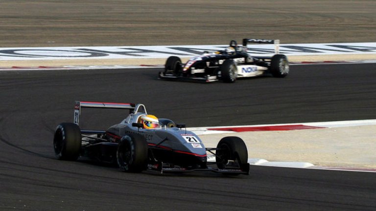 През 2004 двамата се местят в европейската Формула 3, където са съотборници в отбора на Кеке Розберг - бащата на Нико, взимат първите си победи в шампионата. На снимката: Люис пред Нико