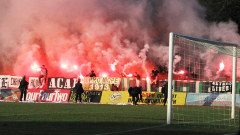 Буйните фенове на Черно море може да докарат сериозни санкции на клуба, ако продължават в същия дух