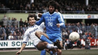 "Спокойно, на връщане ще си в носилка!": Нападателите празнуваха края на кариерата му