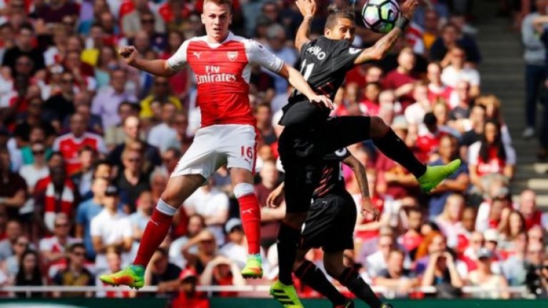 При статистиките в дефанзивен план, Арсенал отстъпва видимо на Манчестър Сити, Ливърпул и Челси. "Артилеристите" са допуснали противниците да отправят 125 удара към вратата им, а само 4 тима в лигата са позволили повече. Ударите към вратите на Сити (55), Ливърпул (78) и Челси (82) са доста по-малко. Големите рискове, които Унай Емери поема в защита, си проличаха и срещу Лестър, особено в началните минути. Преди два кръга Уотфорд стигна до 6 сериозни положения пред вратата на Арсенал, макар че накрая загуби с 0:2