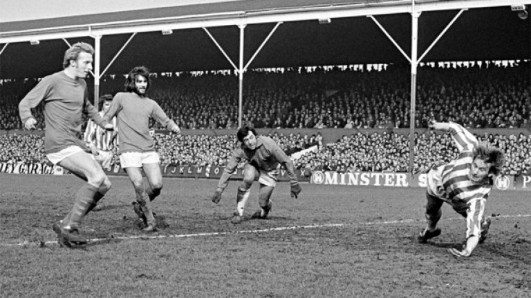 1971 г. Джордж Бест и Денис Лоу с дружни усилия завършват голово атаката на Манчестър Юнайтед срещу Стоук на "Виктория граунд", а националния вратар на Англия Гордън Бенкс (в средата) е безпомощен.
