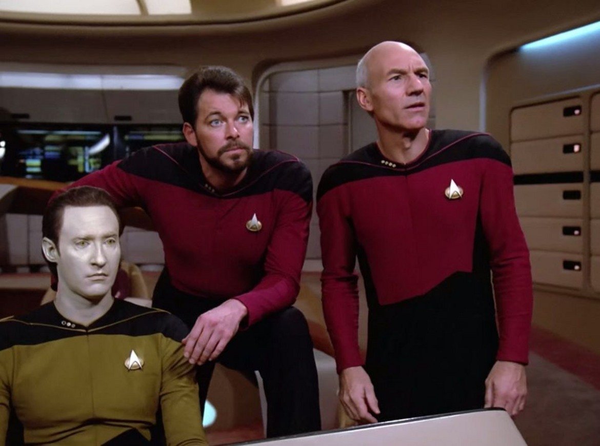 Star Trek: The Next Generation
Спиноф на: Star Trek

Различни са мненията за това кой от сериалите във вселената на Star Trek е най-добрият спиноф на оригиналното шоу. The Next Generation, излъчван в периода 1987-1994 г., обаче има важна роля, тъй като неговият успех позволява създаването на последващи "разклонения", т.е. други сериали. Действието се развива век след това в оригиналния Star Trek с напълно нов екипаж, чието централно място е отредено на вече легендарния капитан Жан-Люк Пикар (Патрик Стюарт). Популярността на този спиноф е голяма и до днес – дотолкова, че да се работи по нов сериал с Пикар.