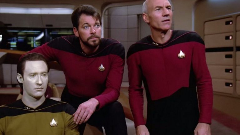 Star Trek: The Next Generation
Спиноф на: Star Trek
Различни са мненията за това кой от сериалите във вселената на Star Trek е най-добрият спиноф на оригиналното шоу. The Next Generation, излъчван в периода 1987-1994 г., обаче има важна роля, тъй като неговият успех позволява създаването на последващи "разклонения", т.е. други сериали. Действието се развива век след това в оригиналния Star Trek с напълно нов екипаж, чието централно място е отредено на вече легендарния капитан Жан-Люк Пикар (Патрик Стюарт). Популярността на този спиноф е голяма и до днес – дотолкова, че да се работи по нов сериал с Пикар.