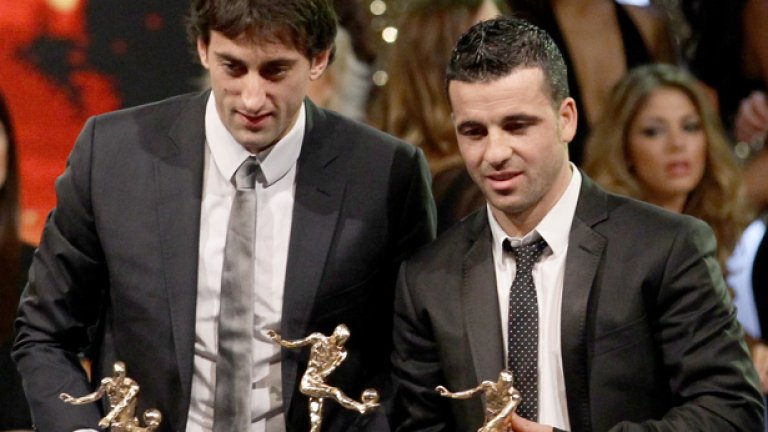 С наградата за голмайстор на сезон 2009-2010 г., която подели с Диего Милито.