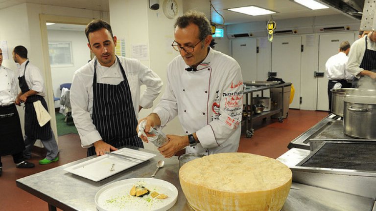 Вкусната идея за подпомагане на хората в нужда с остатъци от храната на олимпийците е на известния италиански шеф-готвач Масимо Ботура.