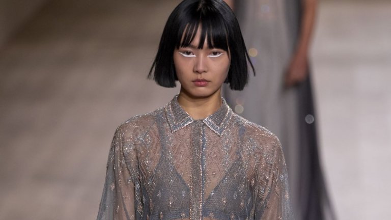 Голото е новото черно
Няма защо да криете бельото си през пролетта на 2022 г. Дори обратно, съветът от модните подиуми е да си купите хубав сутиен, да го съчетаете с блейзър и да се разходите със самочувствието на европейска модна икона.И да не сте толкова дръзки, пак може да останете на гребена на голотата с полупрозрачни блузи и ризи.