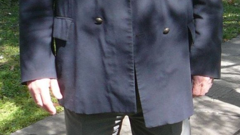 Сакото от едната униформа е от типа "Покойният е бил едър мъж"