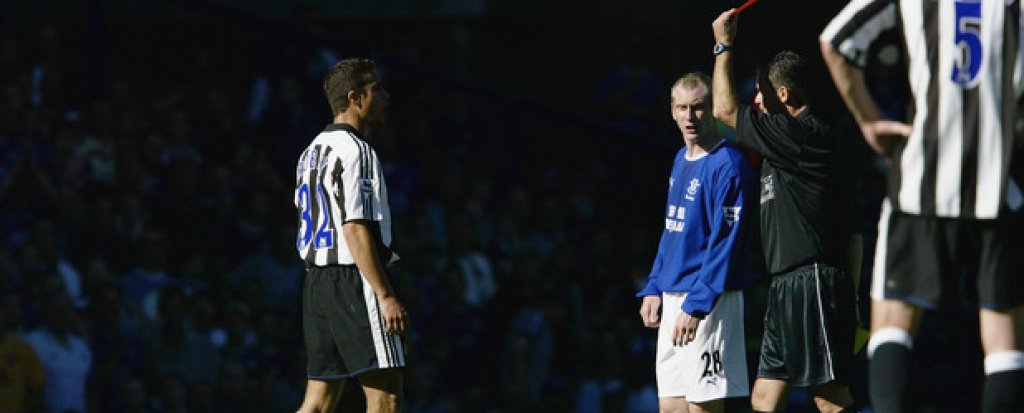 4. Евертън – Нюкасъл 2:2, септември 2003 г. 
10 жълти, два червени картона. Две дузпи, по една и за двата отбора, в края раздели точките. Имаше и още две сериозни претенции. Уейн Рууни пък бе изваден след само 30 минути заради брутално влизане на Оливие Бернар. По-късно Лоран Робер и Гари Нейсмит бяха изгонени.